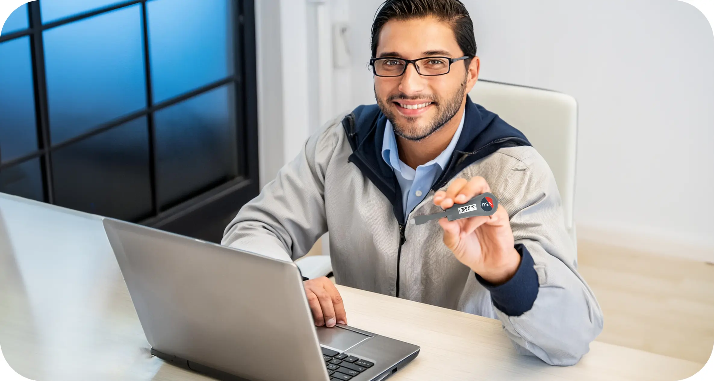 موظف يحمل جهاز المصادقة DS100